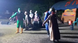 Proses evakuasi 18 santri ke lokasi karantina di Kantor Dinas Budpar Sikka, Minggu (10/5) malam