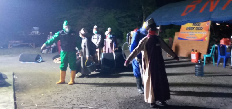 Proses evakuasi 18 santri ke lokasi karantina di Kantor Dinas Budpar Sikka, Minggu (10/5) malam
