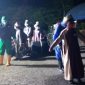 Proses evakuasi 18 santri ke lokasi karantina di Kantor Dinas Budpar Sikka, Minggu (10/5) malam