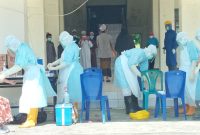 Suasana pengambilan swab di Maumere, beberapa hari lalu