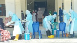 Suasana pengambilan swab di Maumere, beberapa hari lalu
