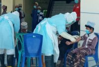 Pengambilan rapid test di Kantor Dinas Budpar, Senin (11/5)