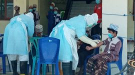 Pengambilan rapid test di Kantor Dinas Budpar, Senin (11/5)