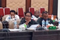 Anggota DPRD Sikka tanpa masker, sedang memberikan pendapat pada rapat dengar pendapat, Senin (11/5)