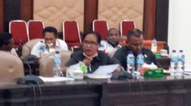 Anggota DPRD Sikka tanpa masker, sedang memberikan pendapat pada rapat dengar pendapat, Senin (11/5)