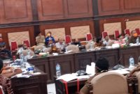Suasana rapat dengar pendapat di Gedung DPRD Sikka, Selasa (12/5)