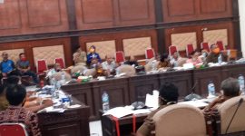 Suasana rapat dengar pendapat di Gedung DPRD Sikka, Selasa (12/5)