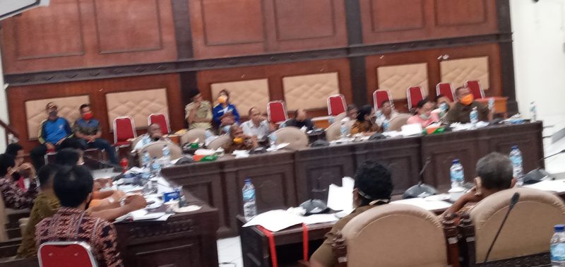 Suasana rapat dengar pendapat di Gedung DPRD Sikka, Selasa (12/5)