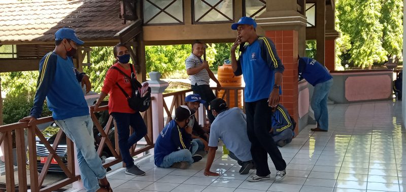 Sejumlah personil Tagana sedang berada di Gedung DPRD Sikka, Senin (12/5)