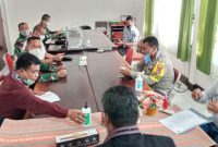 Suasana rapat terbatas di ruang rapat Kepala Dinkes Sikka, Kamis (14/5)