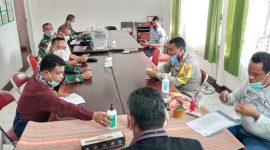 Suasana rapat terbatas di ruang rapat Kepala Dinkes Sikka, Kamis (14/5)