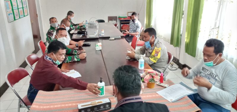 Suasana rapat terbatas di ruang rapat Kepala Dinkes Sikka, Kamis (14/5)