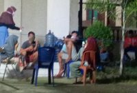 Warga eks Lambelu sedang santai di lokasi karantina terpusat di Kantor Dinas Budpar Sikka, Kamis (14/5)