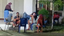 Warga eks Lambelu sedang santai di lokasi karantina terpusat di Kantor Dinas Budpar Sikka, Kamis (14/5)
