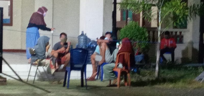 Warga eks Lambelu sedang santai di lokasi karantina terpusat di Kantor Dinas Budpar Sikka, Kamis (14/5)