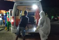 Salah satu orang yang positip corona bersiap naik ke ambulance, Kamis (14/5) malam