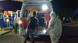 Salah satu orang yang positip corona bersiap naik ke ambulance, Kamis (14/5) malam