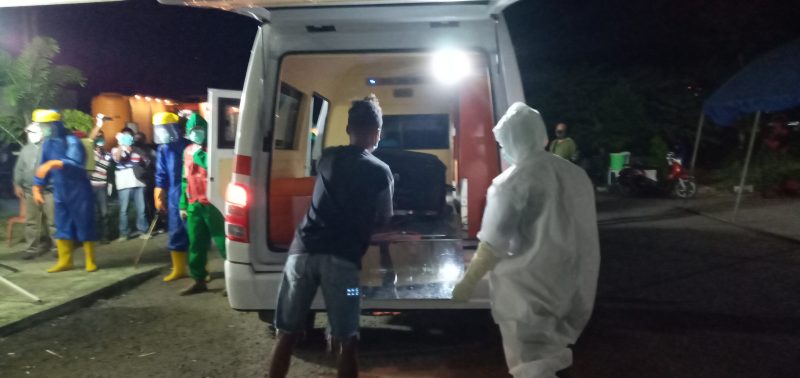 Salah satu orang yang positip corona bersiap naik ke ambulance, Kamis (14/5) malam
