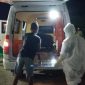 Salah satu orang yang positip corona bersiap naik ke ambulance, Kamis (14/5) malam