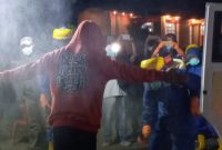 KEL disemprot antispetik sebelum naik ke ambulance, Kamis (14/5) malam