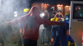 KEL disemprot antispetik sebelum naik ke ambulance, Kamis (14/5) malam