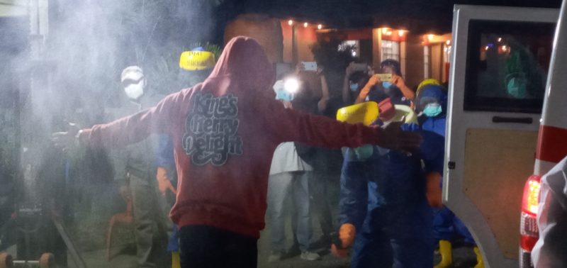KEL disemprot antispetik sebelum naik ke ambulance, Kamis (14/5) malam