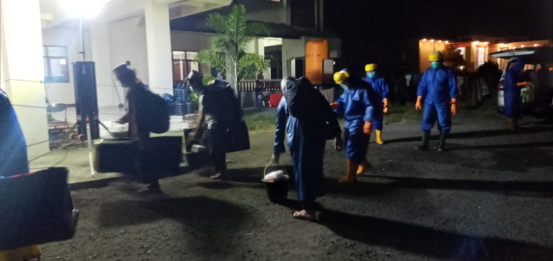 Tiga orang Klaster Gowa pindah ke Kantor Dinas Budpar Sikka, Jumat (15/5) malam