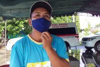 Robertus Alim, seorang sopir ekspedisi sedang mengurus surat keterangan sehat di Posko Kesehatan Satgas Covid Sikka, Rabu (27/5)