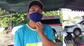 Robertus Alim, seorang sopir ekspedisi sedang mengurus surat keterangan sehat di Posko Kesehatan Satgas Covid Sikka, Rabu (27/5)