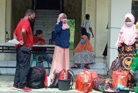 Suasana pemulangan warga karantina di Kantor Dinas Budpar Sikka, Sabtu (30/5)
