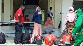 Suasana pemulangan warga karantina di Kantor Dinas Budpar Sikka, Sabtu (30/5)
