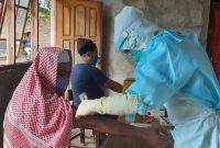 Suasana rapid test Alumni Gowa di Aula Kantor Desa Nangahale, Jumat (1/5) (foto: istimewa)