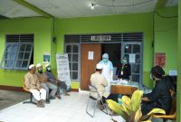 Suasana rapid test Alumni Gowa di UPT Laboratorium Dinkes Sikka, Jumat (1/5) (foto: istimewa)
