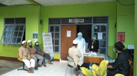 Suasana rapid test Alumni Gowa di UPT Laboratorium Dinkes Sikka, Jumat (1/5) (foto: istimewa)
