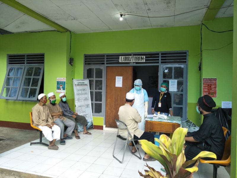 Suasana rapid test Alumni Gowa di UPT Laboratorium Dinkes Sikka, Jumat (1/5) (foto: istimewa)

