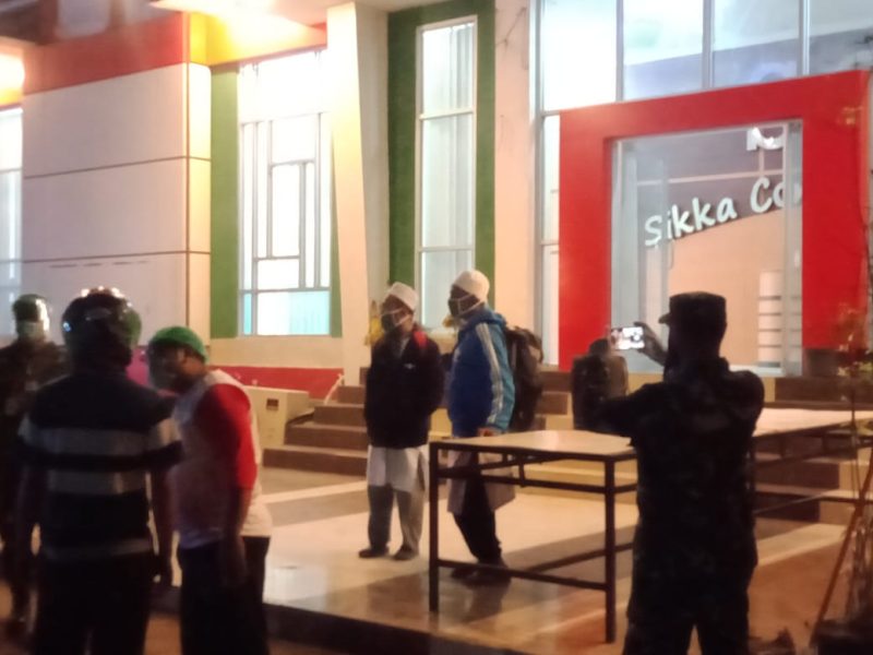 Dua orang Jamaah Tabligh Alumni Gowa di lokasi karantina terpusat di Gedung SCC, Jumat (1/5) (foto: istimewa)