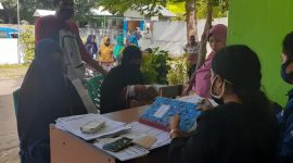 Penerima manfaat sembako murni di Desa Parumaan sedang membuka rekening, Sabtu (2/5)
