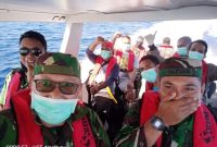 Tim kesehatan Satgas Covid Sikka menuju wilayah kepulauan, Minggu (3/5) (foto: istimewa)