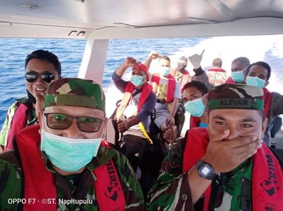 Tim kesehatan Satgas Covid Sikka menuju wilayah kepulauan, Minggu (3/5) (foto: istimewa)