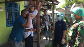 Keluarga orang yang terindikasi reaktif sedang berdebat dengan petugas Satgas Covid Sikka, Rabu (6/5)