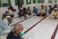 Umat Muslim di Naangahale mendengarkan arahan petugas keamanan di Masjid Baitul Sadil, Rabu (6/5) malam
