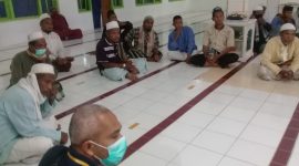 Umat Muslim di Naangahale mendengarkan arahan petugas keamanan di Masjid Baitul Sadil, Rabu (6/5) malam
