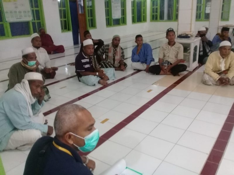 Umat Muslim di Naangahale mendengarkan arahan petugas keamanan di Masjid Baitul Sadil, Rabu (6/5) malam
