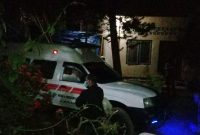 Proses evakuasi orang terpapar Covid 19 di RSUD Larantuka, Rabu (6/5) malam