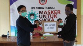 Dokter Frisky Ronald Tua menyerahkan masker kain di Kecamatan Magepanda pekan lalu