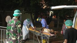 ODP asal Lela saat dijemput ke RSUD TC Hillers Maumere, Jumat (8/5)