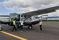 Pesawat carter menjemput sampel swab di Bandara Frans Seda Maumere, Sabtu (9/5)
