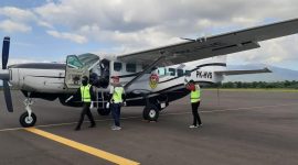 Pesawat carter menjemput sampel swab di Bandara Frans Seda Maumere, Sabtu (9/5)
