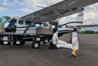 Pesawat carteran Pemprop NTT menjemput 84 sampel swab di Bandara Frans Seda Maumere, Sabtu (9/5)