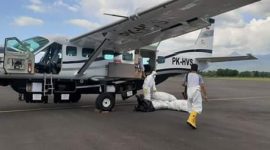 Pesawat carteran Pemprop NTT menjemput 84 sampel swab di Bandara Frans Seda Maumere, Sabtu (9/5)